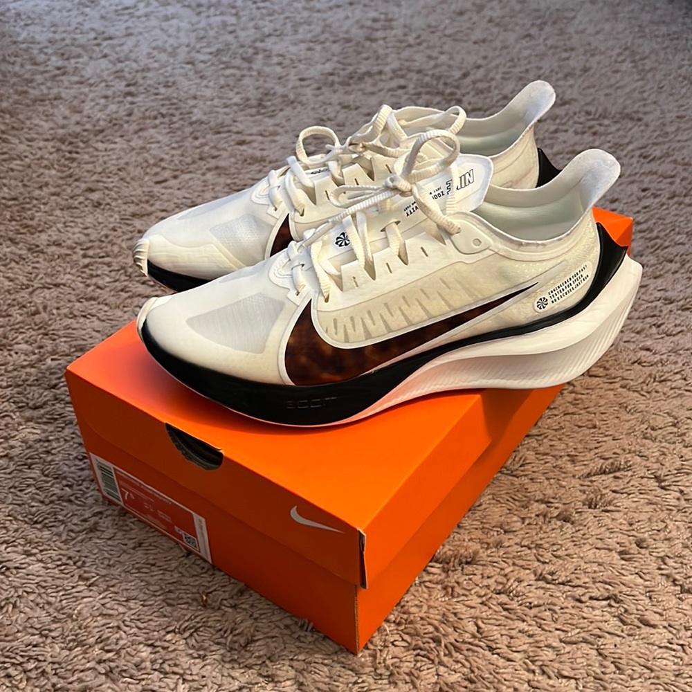 Nike zoom gravity, women US 7.5, white and brown